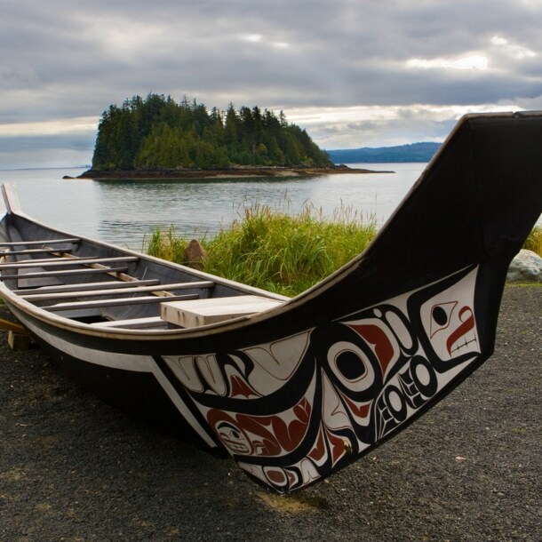 Ein traditionell bemaltes Kanu ruht an der Küste von Haida Gwaii.