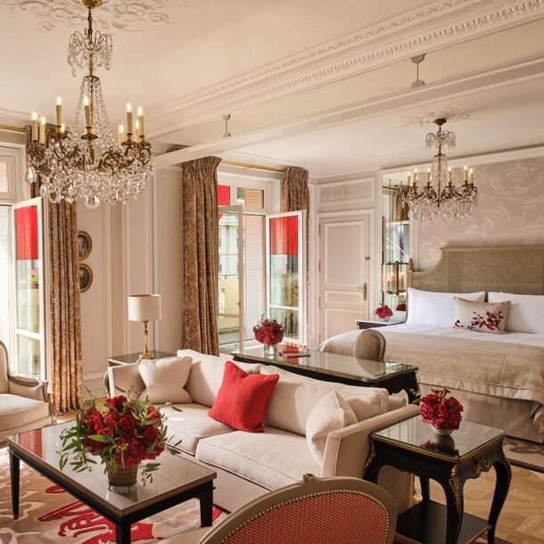 Luxuriöse Hotelsuite mit Kronleuchtern und Balkon in Innenstadtlage.