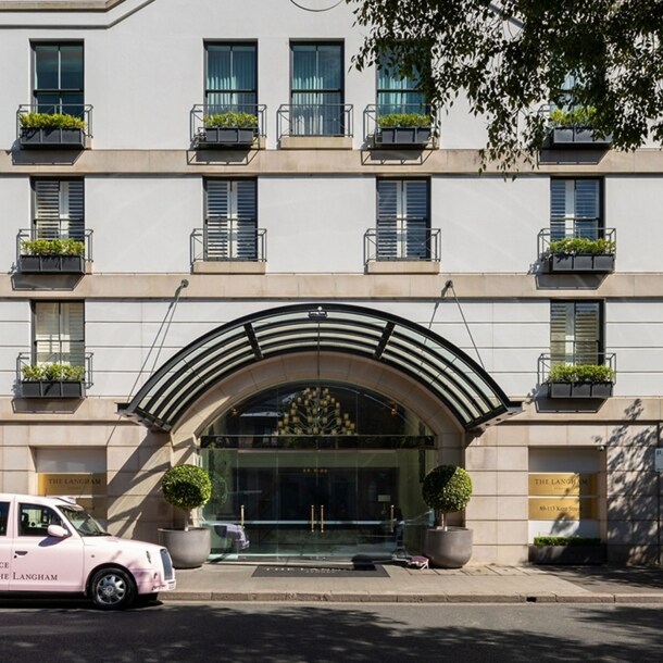 Hausfassade mit Hoteleingang mit Rundbogen.