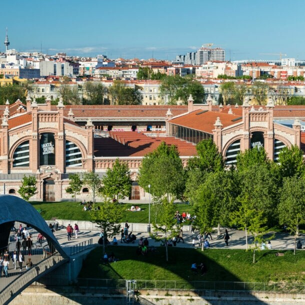 Stadtpanorama mit Personen vor einem Kulturzentrum in Madrid.
