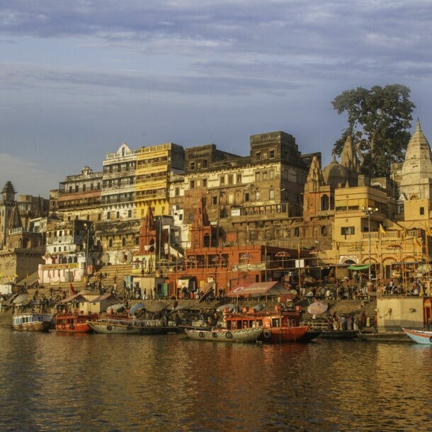 Blick auf Varanasi am Morgen vom Ganges aus.