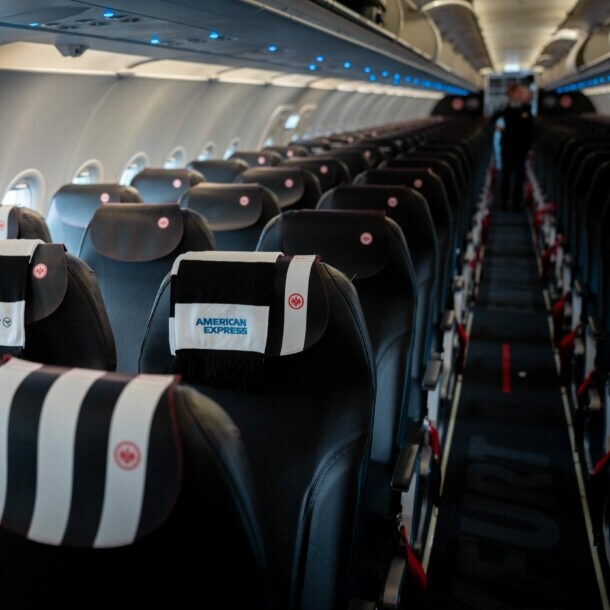 Sitzplätze eines Condor Business-Class-Fluges mit einem Fanschal der Eintracht Frankfurt über der Lehne.