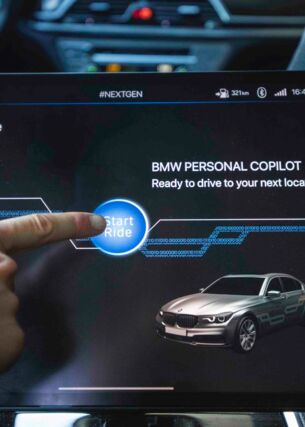 Auf einem Touchscreen im Auto wird die autonome Fahrfunktion durch Antippen mit dem Finger aktiviert