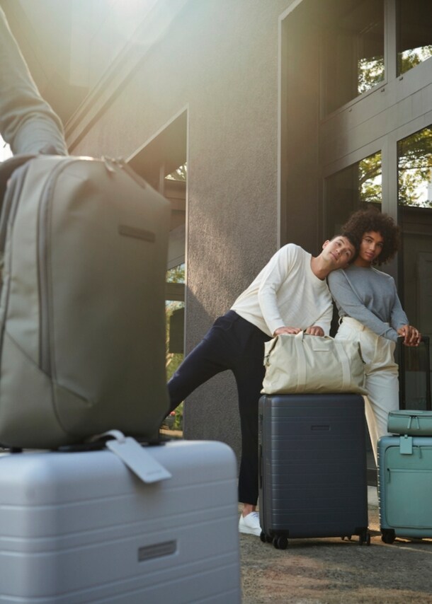 Mehrere Menschen mit ihrem Gepäck