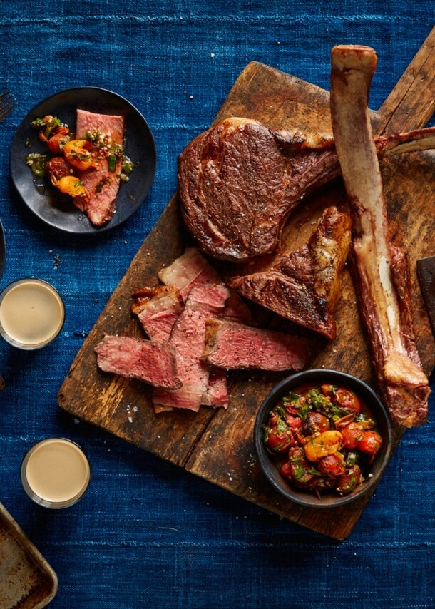 Ribeye-Steak auf Holzbrett