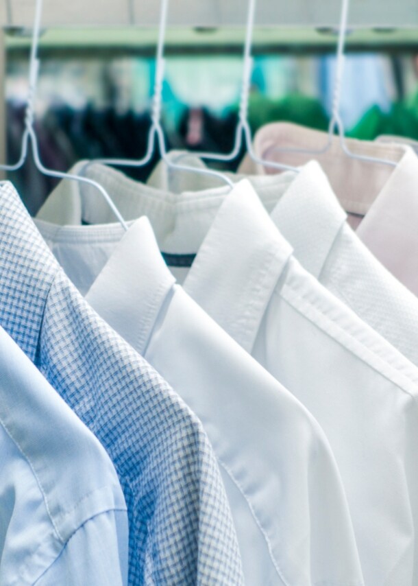 Elegante Hemden an der Stange