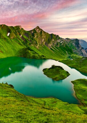 Ein von Bergen umgebener türkisfarbender Bergsee