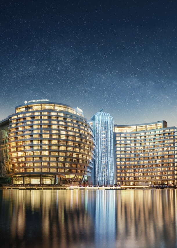 Blick auf das erleuchtete futuristische und zwischen steilen Felsen eines Steinbruchs gelegene InterContinental Shanghai Wonderland.