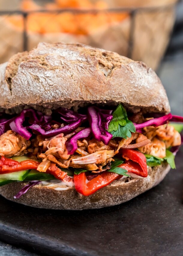 Ein Pulled Pork-Burger mit Jackfrucht als Fleischersatz