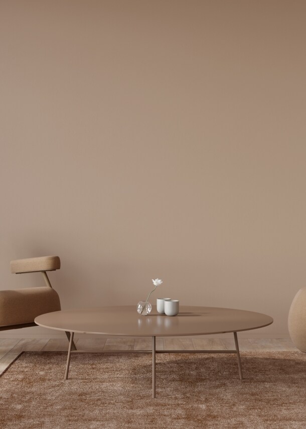 Wohnzimmer-Interieur in monochromer Terrakotta-Farbe