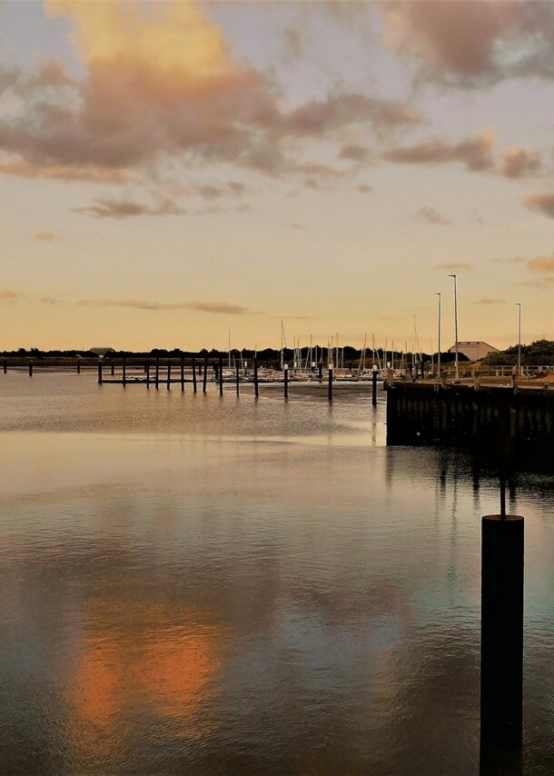 Anleger im Wasser im Sonnenuntergang