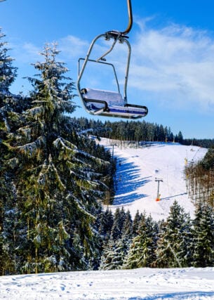 Skigebiet mit Lift im Winter