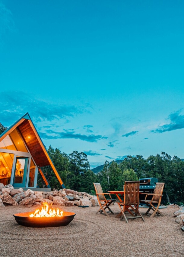 Tiny House mit kleiner Feuerstelle am Abend