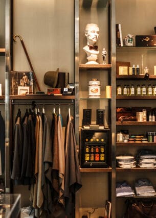 Regale mit Herrenbekleidung und Pflegeprodukten in einem Concept Store für Männer