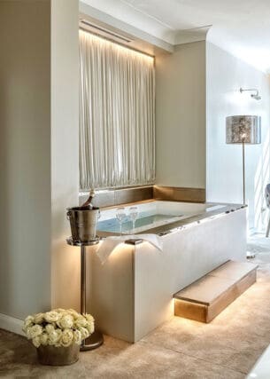 Hotelzimmer mit Whirlpool-Badewanne