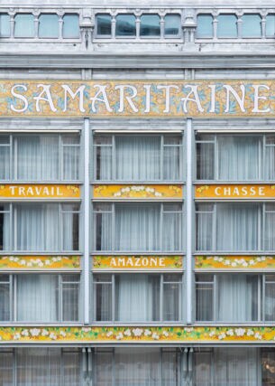 Eine Nahaufnahme der Jugendstilfassade des La Samaritaine