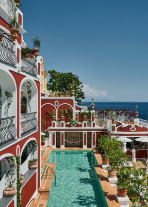 Hotel Le Sirenuse: Blick auf die terrakottafarbene Fassade und die Terrasse mit Pool und Meersicht