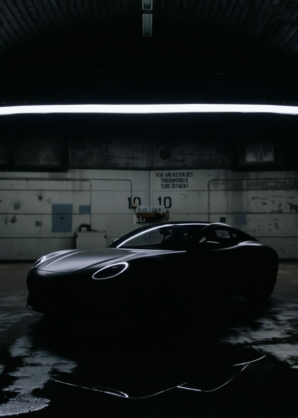 Ein Piëch Mark Zero steht in einer Fabrikhalle