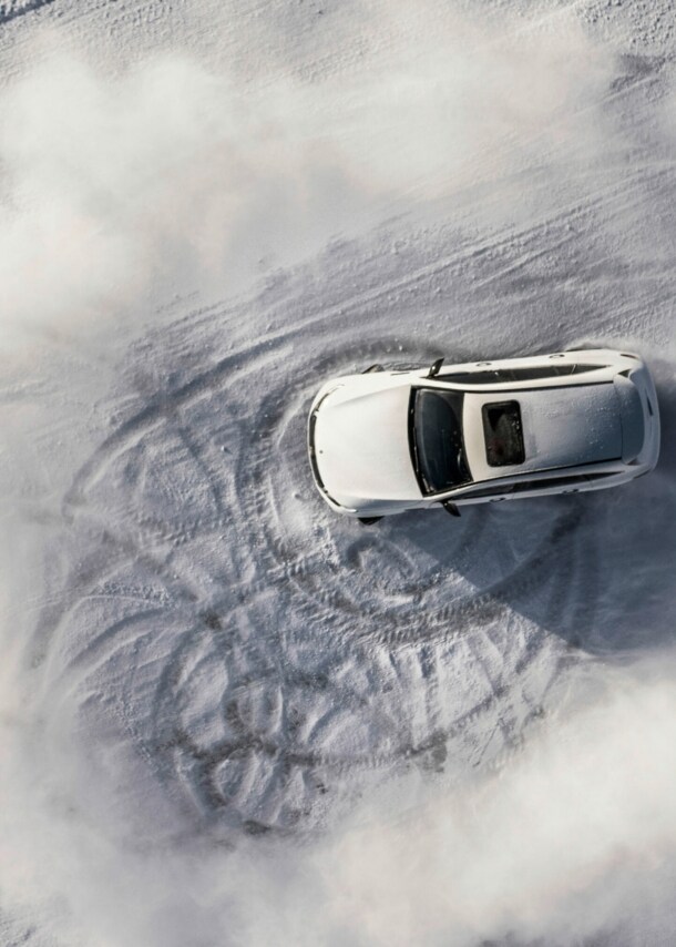Ein Mercedes E-Auto fährt im Schnee.