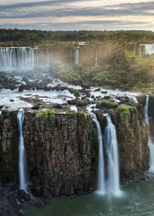 Panoramaaufnahme des Nationalparks Iguazú mit Wasserfällen