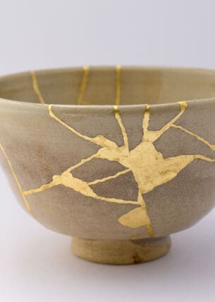 Japanische Keramikschale mit Kintsugi