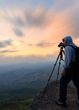 Ein Fotograf im morgendlichen Gebirge