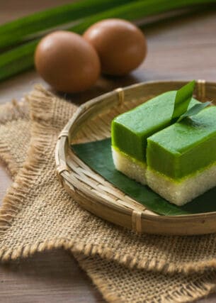 Ein Teller mit einem Dessert aus Reis und einer grünen Puddingschicht