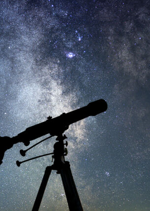Eine Frau mit Teleskop vor Sternenhimmel.