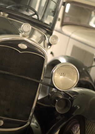 Blick auf mehrere Kühlerfronten von historischen Ford T-Modellen