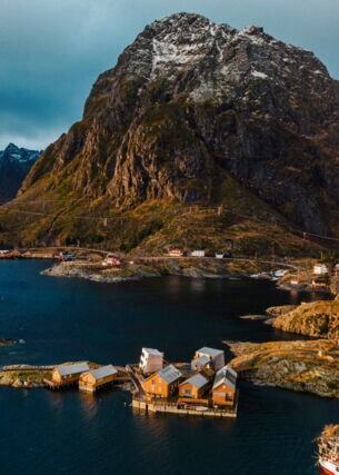 Blick auf die sonnige Fjordlandschaft der Lofoten.