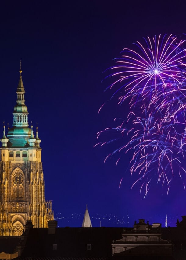 Ein Feuerwerk neben einer Kathedrale unter dem Nachthimmel