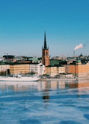 Panorama auf das Stadtbild Stockholms mit vereistem Gewässer ringsum
