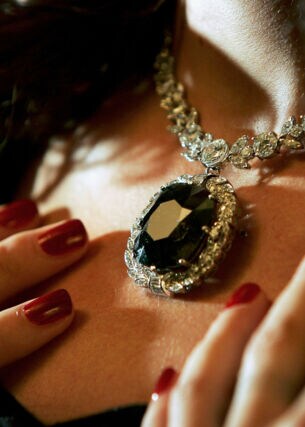 Nahaufnahme einer Diamantenkette am Hals einer Frau