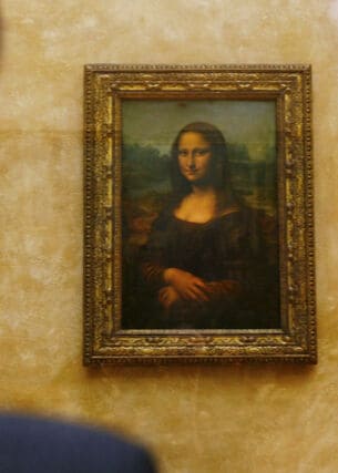 Das Gemälde der Mona Lisa an der Wand zwischen zwei Betrachtern