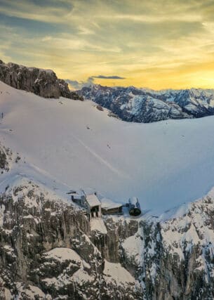 Bergstation der Karwendelbahn in schneebedecktem Berggelände