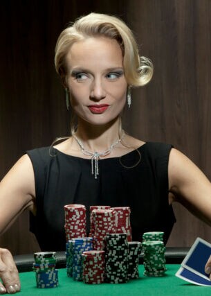 Eine elegant gekleidete Frau im Casino