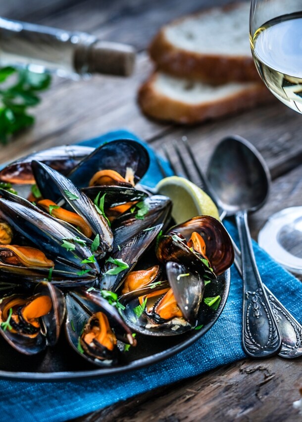 Gedämpfte Muscheln mit Weißwein und Baguette.