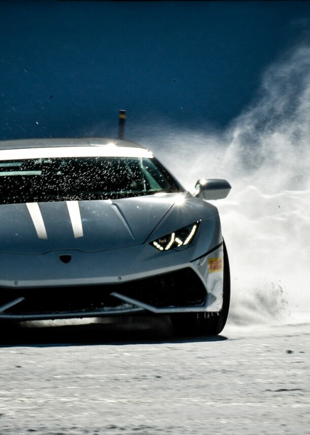 Ein Lamborghini Huracan driftet durch den Schnee