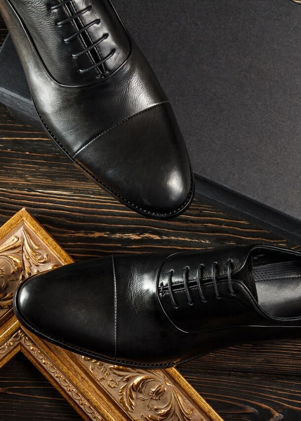 Cap Toe Oxfords aus schwarzem Leder