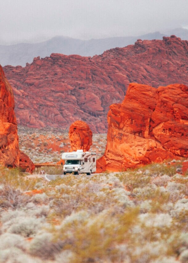 Ein Campervan fährt durch das Valley of Fire in Nevada