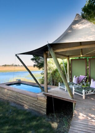 Ein überdachter Pavillon im afrikanischen Okavango Delta mit kleinem privaten Pool