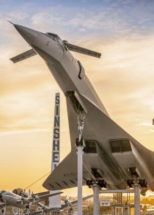 Zwei Überschall-Flugzeuge als Ausstellungsstücke des Technik Museums Sinsheim in der Abendsonne