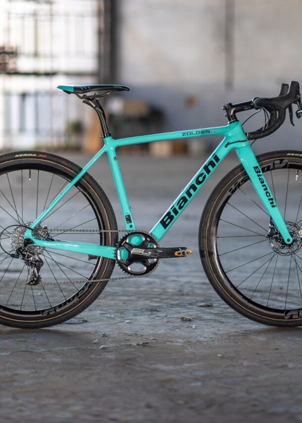 Ein Fahrrad von Bianchi steht in einer leeren Halle