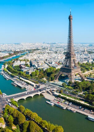 Eiffelturm in Paris aus der Luft fotografiert.