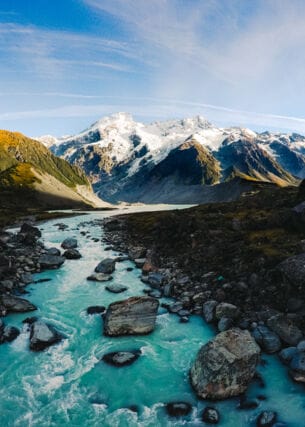 Wilde Landschaft des Mount-Cook-Nationalparks mit Bergpanorama
