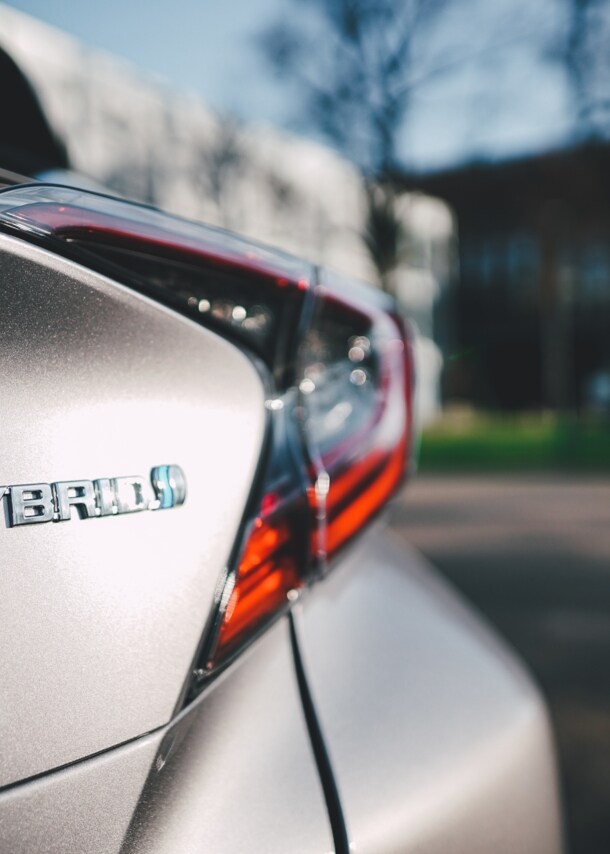 Hybrid-Logo an einem silbernen Auto