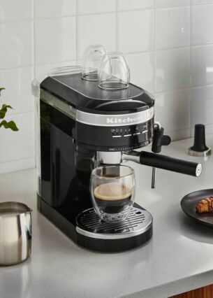 Ambient-Bild der KitchenAid Artisan Espressomaschine in schwarz