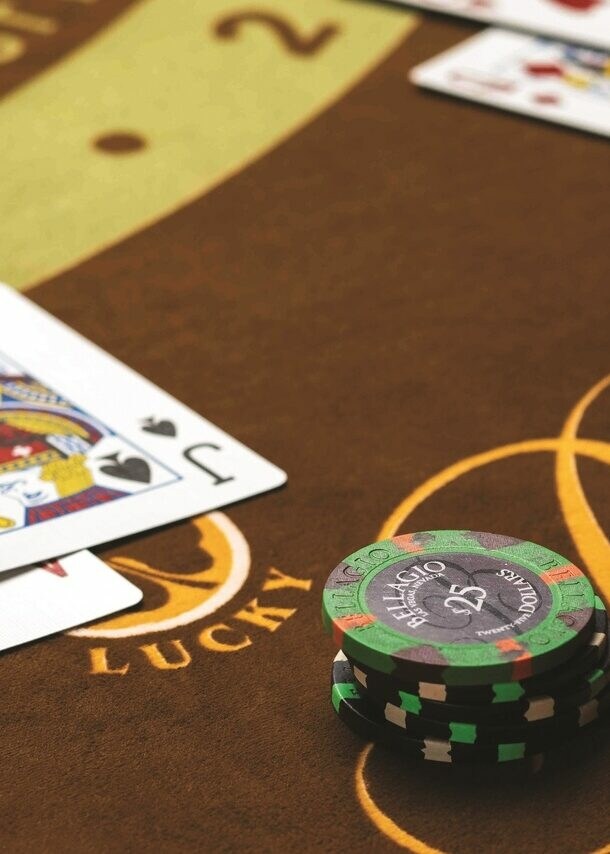 Pokerkarten und Pokerchips auf einem Spieltisch.