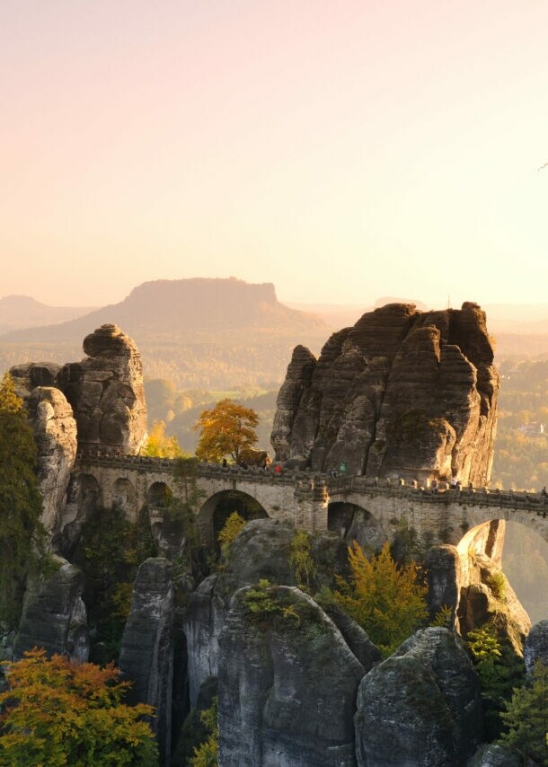 Blick über die Bastei im Elbsandsteingebirge in der Sächsisch-Böhmischen Schweiz