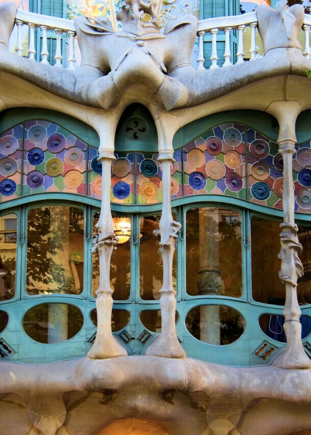 Außenansicht eines geschwungenen Fensters der Casa Battló
